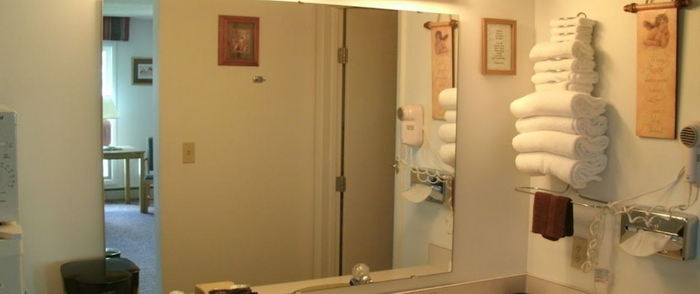 Budget Host Inn (Cloverland Court Motel, Cloverland Motel) - Web Listing (newer photo)